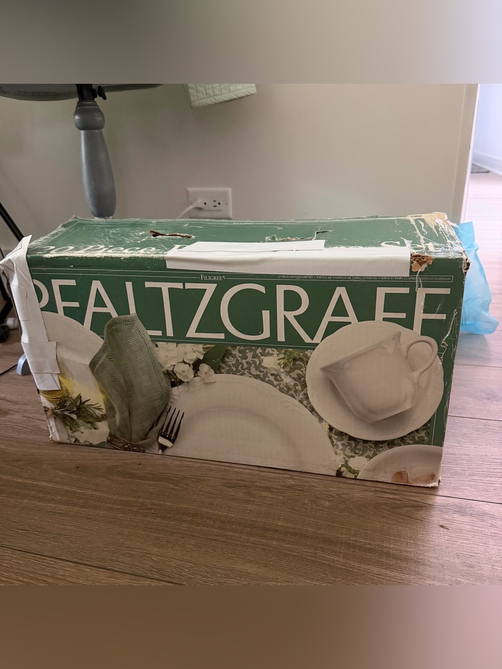 Pfaltzgraff elegant 20 piece off White Porcelain Dinnerware Set for 4
